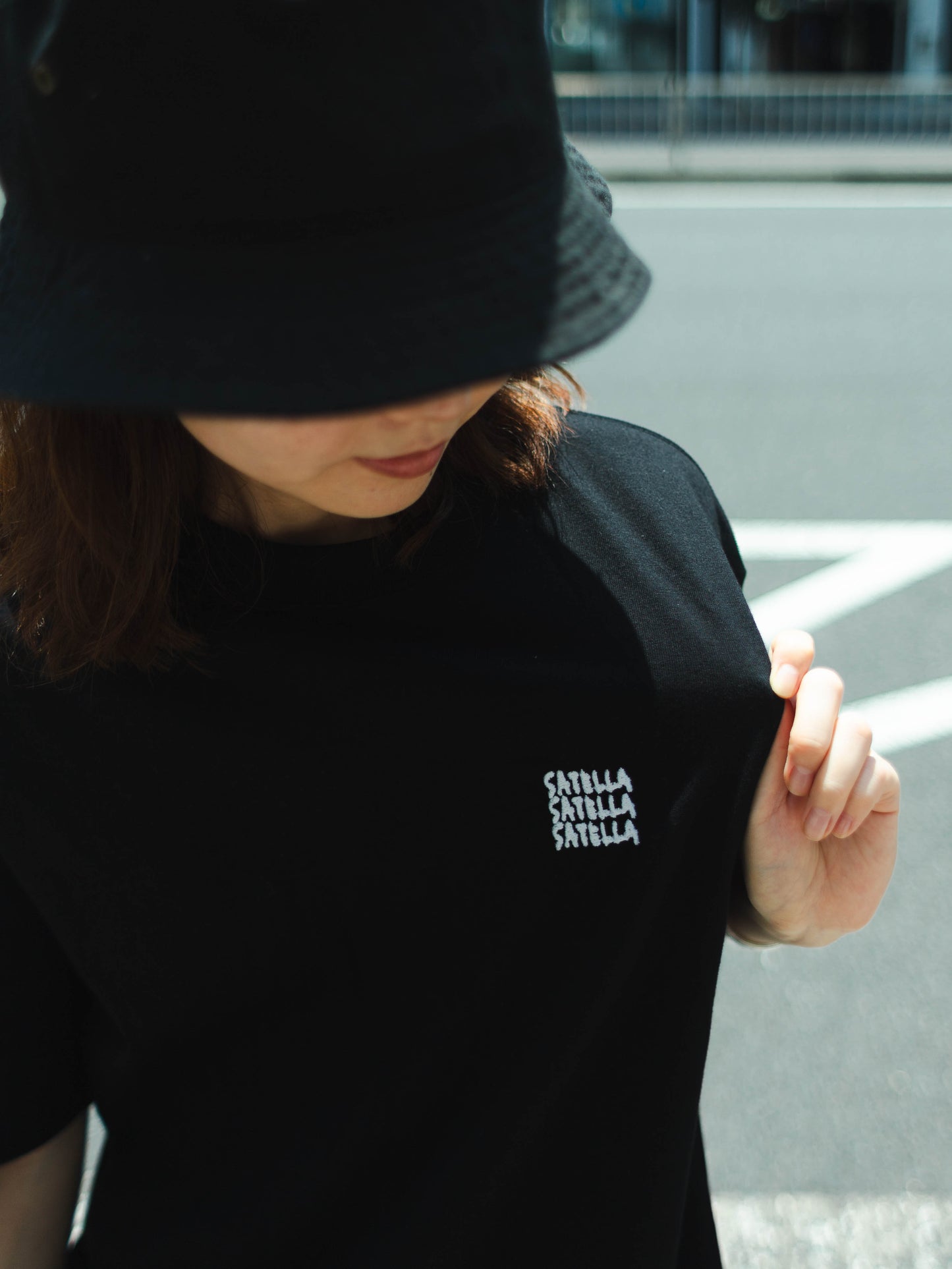 SATELLA T-SHIRT (白刺繍)
